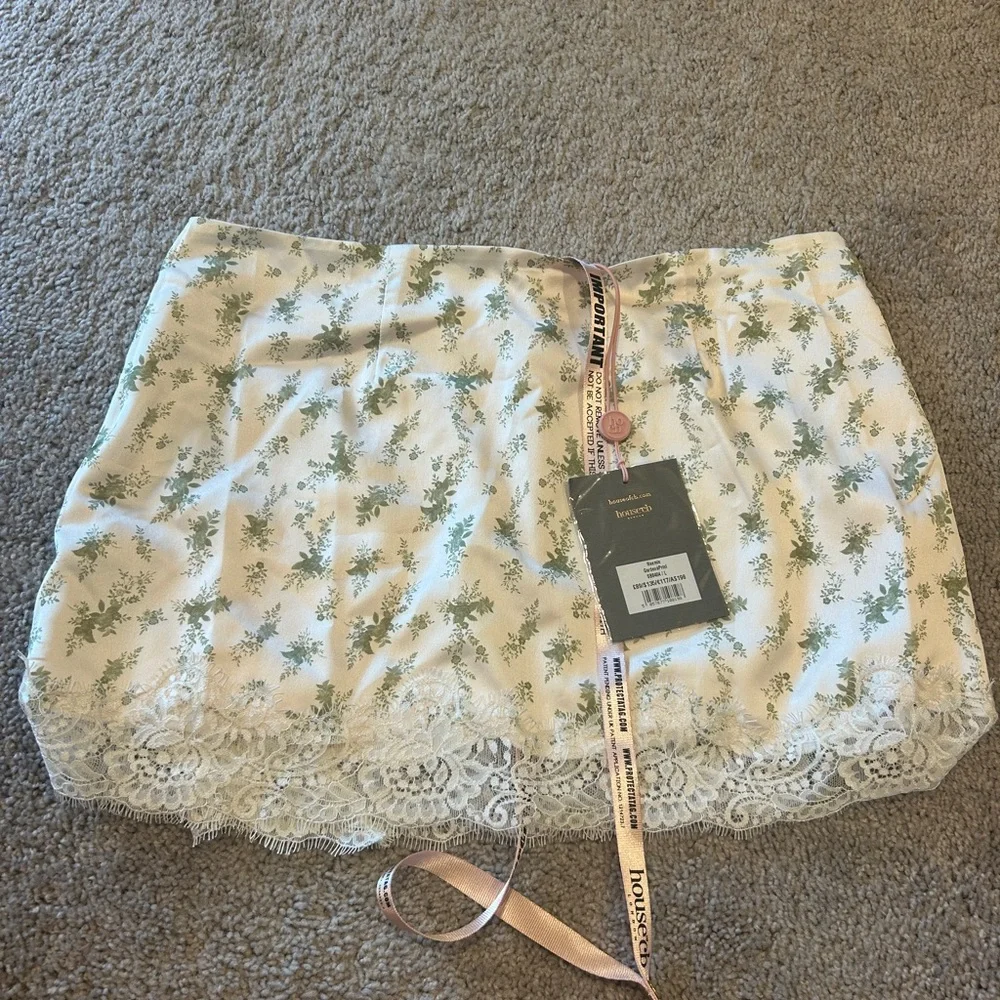 House of CB White and Green Lace Mini Skirt - Picture 2 of 2